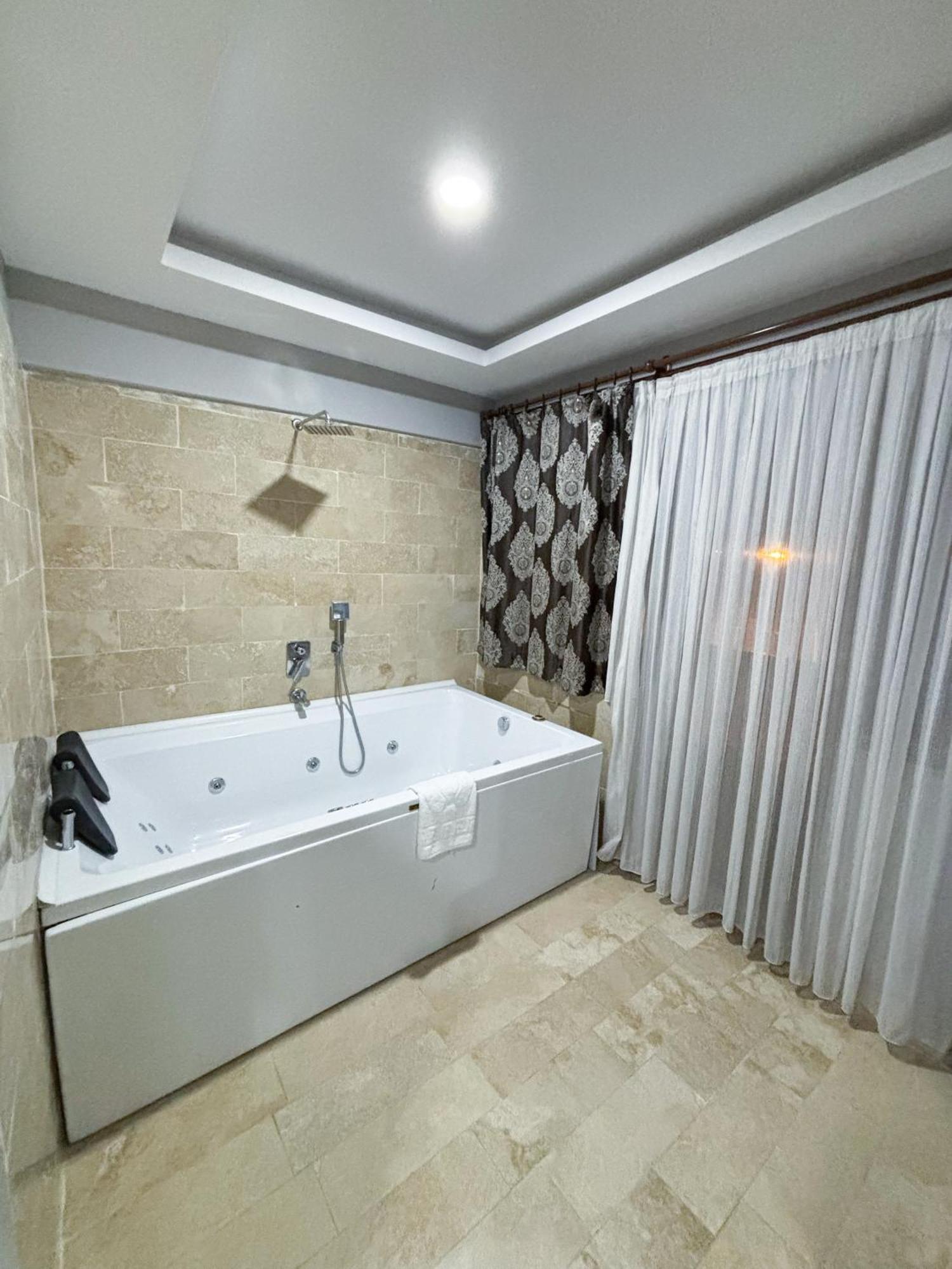 Whitestone Hotel 内夫谢希尔 外观 照片